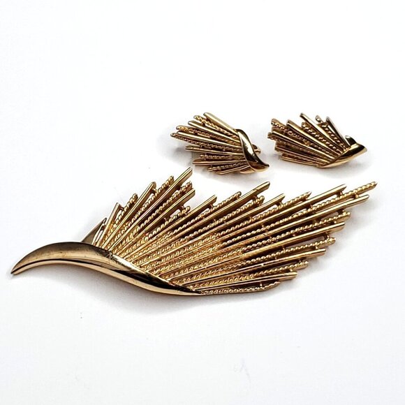 Vintage Trifari Goldtone Brooch Clip Earring Set Wheat Spray Leaf Feather Wing - Picture 1 of 5